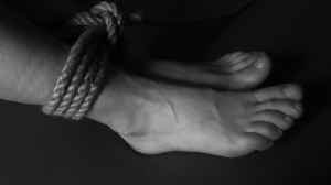 Окровавленного и связанного 17-летнего курьера нашли в подъезде на Плесецкой