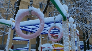 Пятилетний мальчик сломал плечо, покоряя снежную гору в детсаду Ленобласти